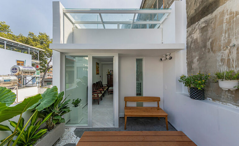 Unveiling Nature Curtain House: A Sanctuary in the Urban Hustle